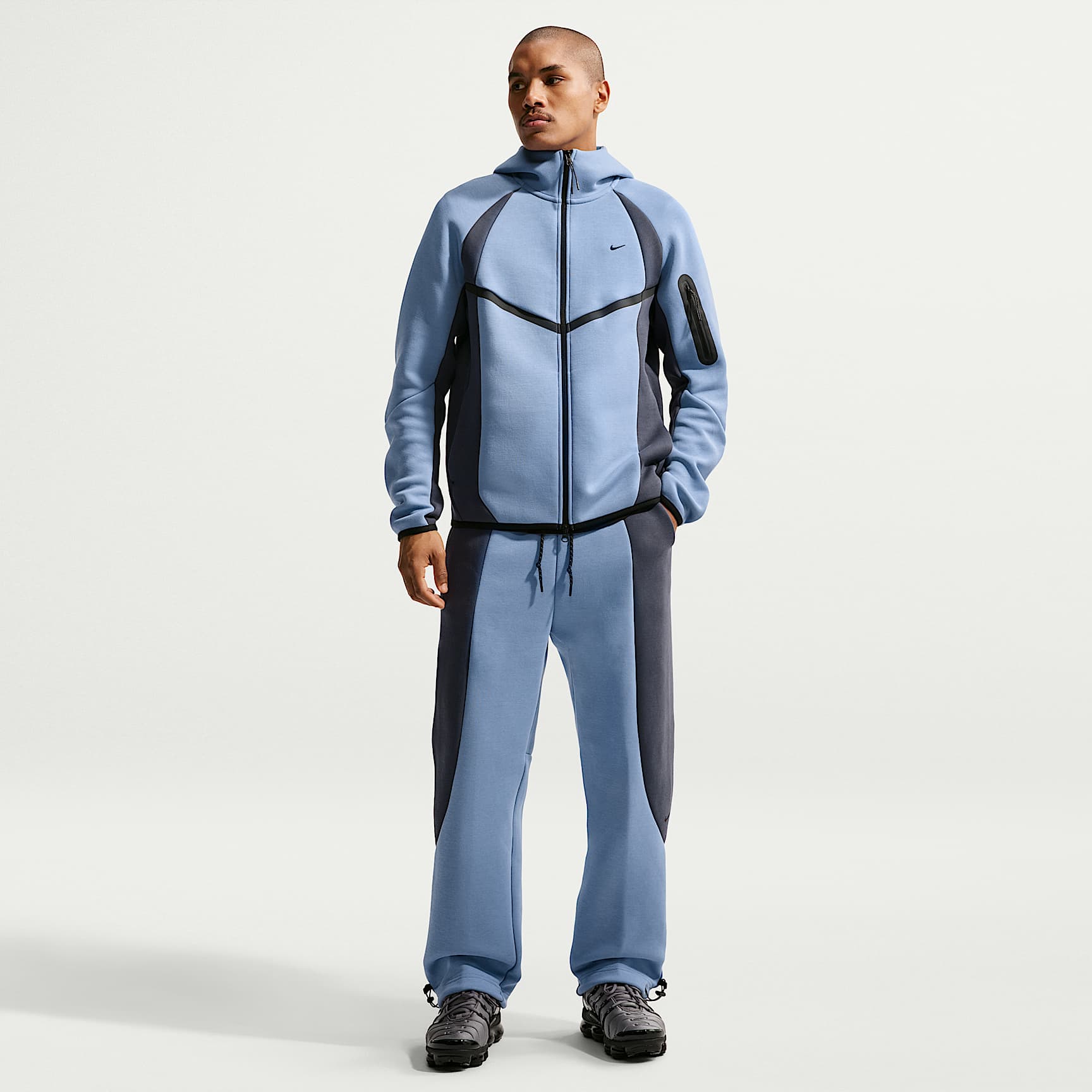 Nike Tech Men's Colour-Block Open-Hem Fleece Trousers. Nike LU